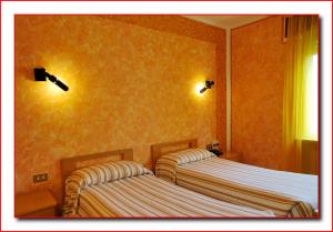 A bed or beds in a room at Hotel Ristorante Fratelli Zenari Még 1 kép