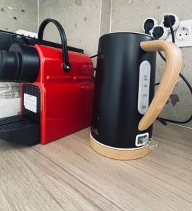 a black and red coffee pot and a toaster at Nára house 3 in Spata
