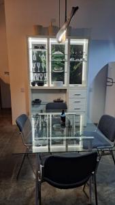 a glass table with chairs in a room at Refúgio na Serra com Pôr do Sol in Feliz