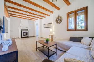 a living room with a couch and a table at Romántica Jávea -Solo Familias 1769 in El Tosalet