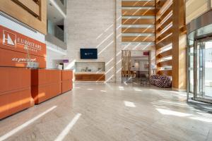 un atrio vuoto con una scala in un edificio di Eurostars i-hotel Madrid a Pozuelo de Alarcón