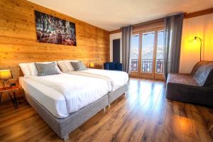 ein Schlafzimmer mit einem großen Bett und einem Stuhl in der Unterkunft Hôtel Chalet Royal in Veysonnaz + 63 Fotos