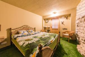 ein Schlafzimmer mit einem Bett in einem Zimmer mit Gras in der Unterkunft City Center Garden Camping in Tallinn