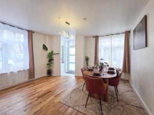 a dining room with a table and chairs in a room at Suite Design Balnéo - Lit King size - Garage privé in Tournai
