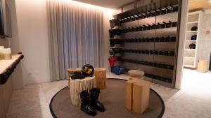 ein Raum mit einem Haufen Schuhe in einem Geschäft in der Unterkunft The Base Andermatt in Andermatt