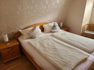 a bedroom with two beds with white sheets and pillows at Weingut Matthias Dauns in Reil