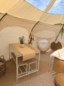 ein Zelt mit einem Tisch und einer Pflanze darin in der Unterkunft Glamping & wellness Moonlight in Brakel