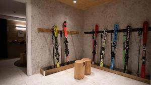 Ein Stapel Skier lehnt an einer Wand. in der Unterkunft The Base Andermatt in Andermatt