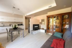 a living room with a couch and a table and a kitchen at Casa Vacanza Neris in Clusane sul Lago