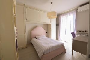 a bedroom with a bed and a desk and a window at Casa Vacanza Neris in Clusane sul Lago
