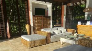 a living room with a couch and a tv at Hotel Acantilado de La Tierra by On vacation in San Andrés