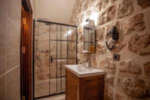 a bathroom with a sink and a shower at Hakkı Bey Konağı in Savur +31 photos