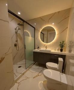 a bathroom with a toilet and a shower and a sink at Hotel IL MULINO - Colazione a Buffet e Parcheggio Privato in Casalgrande