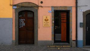two doors on the side of a building at Il Nido della Regina - 250m dal Lago di Bolsena in Marta