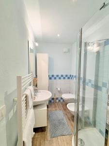 a bathroom with a shower and a sink and a toilet at Dimora Faglietto in Rivarolo Canavese