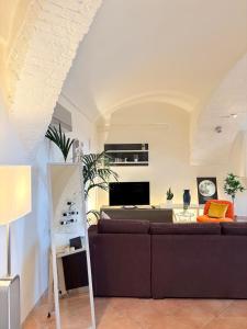 a living room with a couch and a table at Dimora Faglietto in Rivarolo Canavese +4 photos