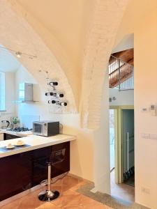a kitchen with an arched ceiling and a counter top at Dimora Faglietto in Rivarolo Canavese
