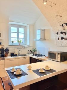 a kitchen with a counter top with a microwave at Dimora Faglietto in Rivarolo Canavese