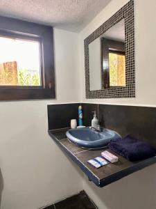 a bathroom with a sink and a mirror at Hospedajes Alta Terra in Quetzaltenango