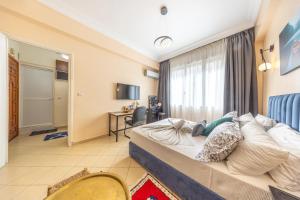 a hotel room with a bed and a desk at Studio en plein centre-ville, LE CENTRAL in Casablanca