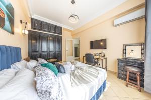 a bedroom with a bed and a desk and a television at Studio en plein centre-ville, LE CENTRAL in Casablanca