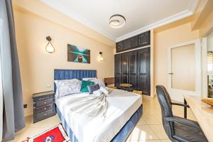 a bedroom with a bed and a table and chairs at Studio en plein centre-ville, LE CENTRAL in Casablanca