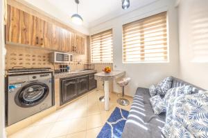 a living room with a couch and a washer at Studio en plein centre-ville, LE CENTRAL in Casablanca +7 photos