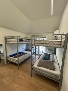a room with two bunk beds in a room at Varandas do Porto Coliving in Porto