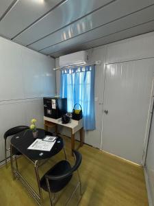 a room with a table and chairs and a desk with a computer at Amanecer Rio Limay 2 in Plottier