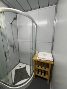 a shower in a bathroom with a wooden table at Amanecer Rio Limay 2 in Plottier