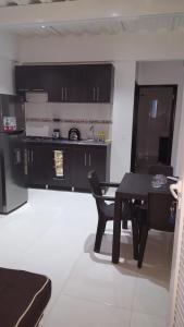 cocina con mesa y comedor en Apartamentos Turisticos Buena Vista, en San Andrés