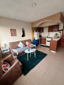 a living room with a couch and a table at Casa Bohemia in Ciudad Guzmán