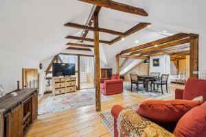 a living room with a couch and a table at MEL&BENS Altstadt Suites mit Parkoption in Celle