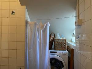 a laundry room with a washer and a washing machine at Casa Lambre in Paderne