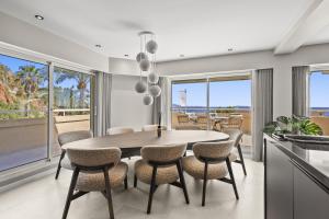a kitchen and dining room with a table and chairs at Riviera Beach Hotel in Mandelieu-La Napoule