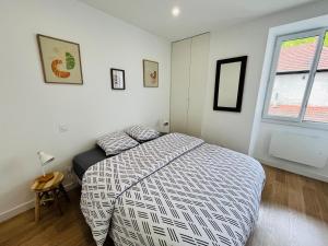 a bedroom with a bed and a window at Le Vinois Climatisation 2 chambres balcon in Vinay