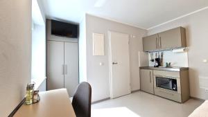 eine kleine Küche mit Tisch und Esszimmer in der Unterkunft minimalissimo in Großenhain