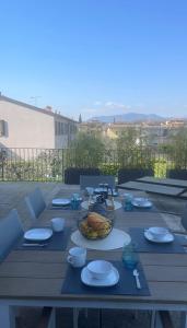 a wooden table with a bowl of fruit on it at Casa Chiaretto Piscina e Relax nel cuore di Moniga in Moniga