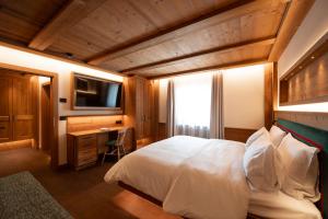 Llit o llits en una habitació de Hotel Fil Da Mont