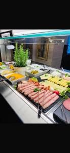 ein Buffet mit Hotdogs und anderen Speisen in der Unterkunft Hotel Strasser in Graz + 17 Fotos