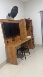 a wooden desk with a tv on top of it at Pousada e Hotel Mirasol in Mato Verde +6 photos