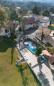 an aerial view of a resort with a swimming pool at La Posada de Don Manuel in Santiago Sacatepéquez