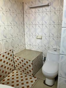 a bathroom with a toilet and a bath tub at Bonnie's Homestay  +35 photos