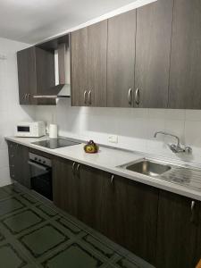 a kitchen with a sink and a microwave at Retiro Gastro-Rural in Moratalla