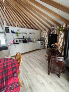 a kitchen with a table and chairs in a room at Havre du Lac Montagnais in Saint-Fulgence
