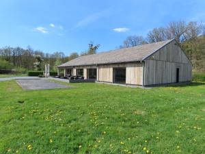 a barn with a grassy field in front of it at Appartement 2 chambres Rochefort in Rochefort