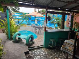 a patio with a table and chairs and an umbrella at Hospedagem Chapéu Virado in Belém