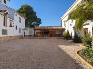 an empty driveway in front of a building at Casa Rural "La villa del pistacho" in Archivel