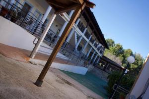 a building with a wooden pole in front of it at Retiro Gastro-Rural in Moratalla