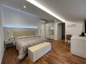 ein großes Schlafzimmer mit einem Bett und einem Tisch in der Unterkunft Hotel Trettenero in Recoaro Terme + 62 Fotos